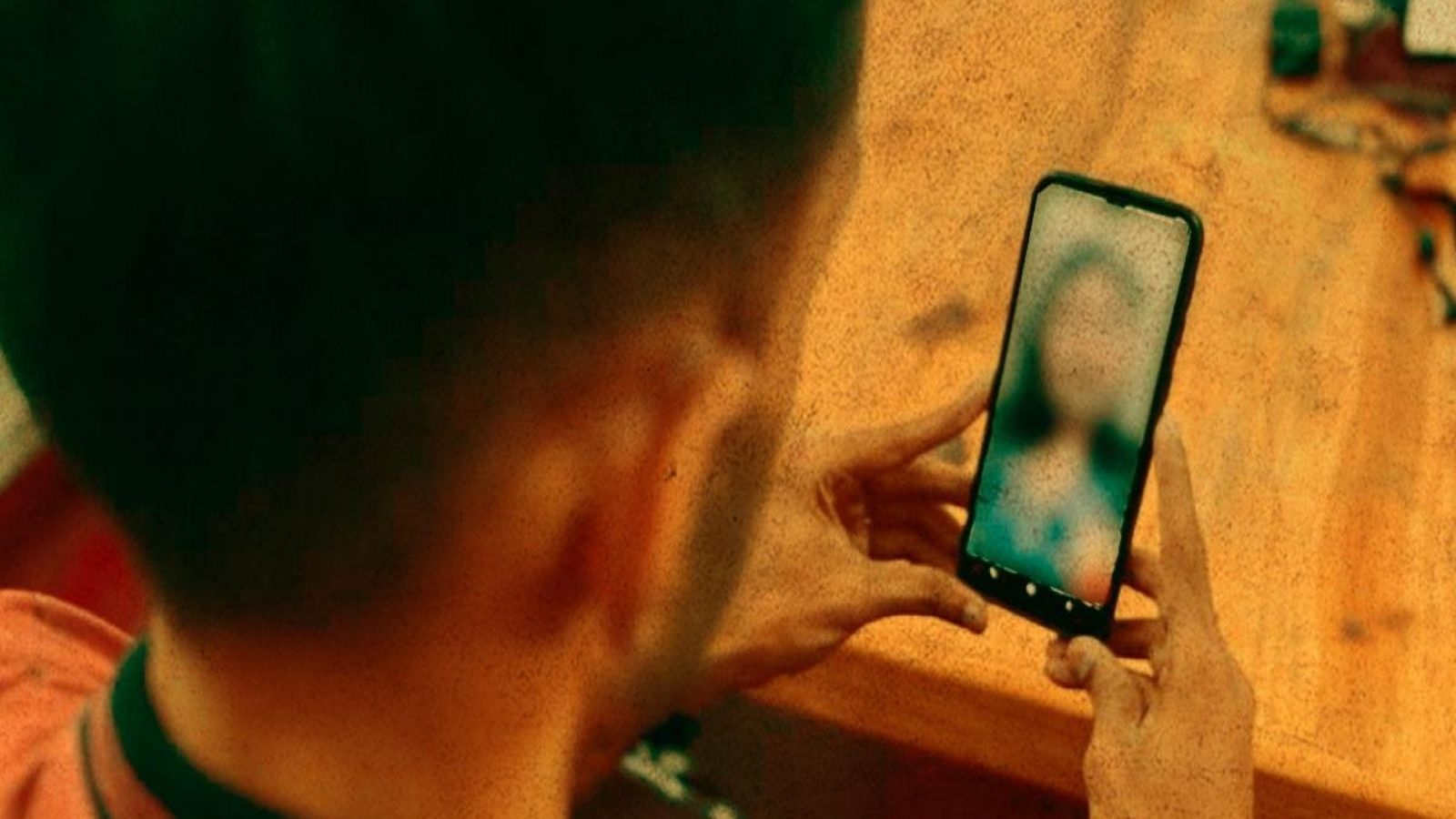 வீடியோ காலில் உடைகளை கழற்றி நிர்வாணமாக நின்ற இளம்பெண்... ரூ.6.50 லட்சத்தை இழந்த இளைஞர்... பலே மோசடி..!