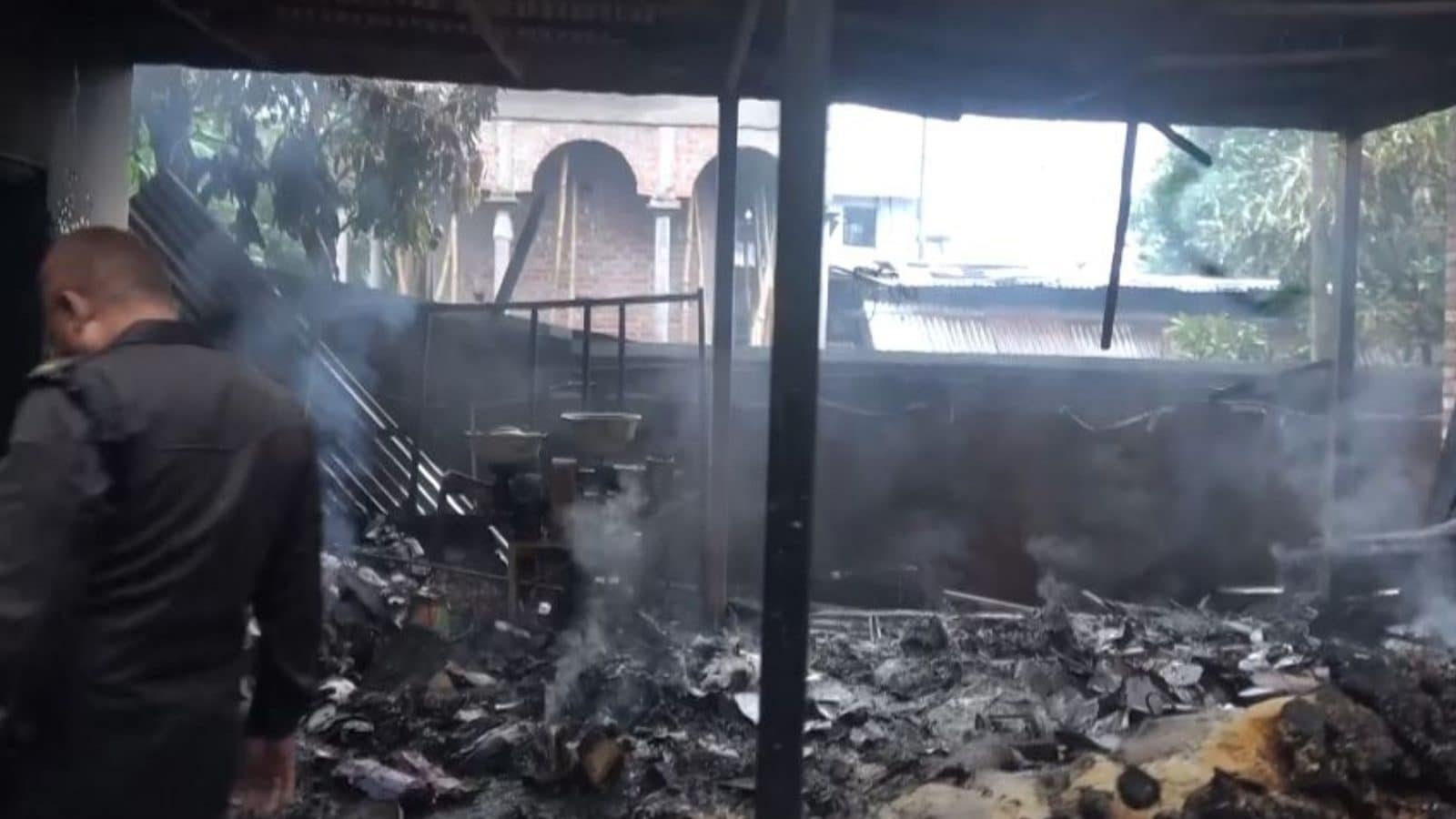 பெட்ரோல் குண்டு வீசி மத்திய அமைச்சர் வீட்டிற்கு தீவைப்பு... மணிப்பூரில் தொடரும் பதற்றம்!