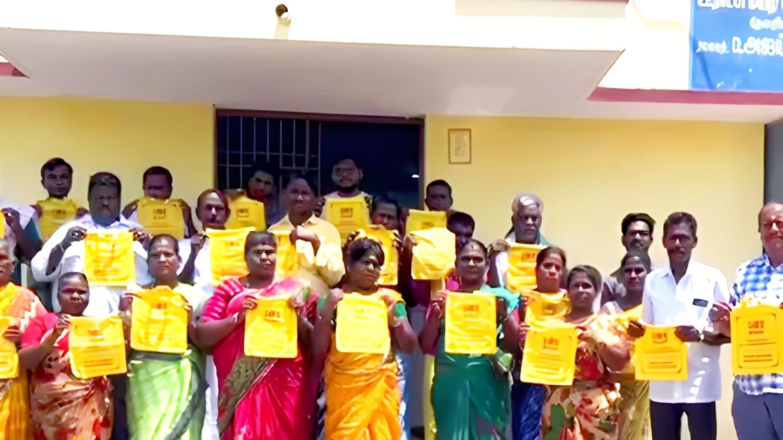 காஞ்சியில் நம்ம ஊரு சூப்பர் விழிப்புணர்வு திட்டம்.. பொதுமக்களுக்கு மஞ்சப்பை விநியோகம்!