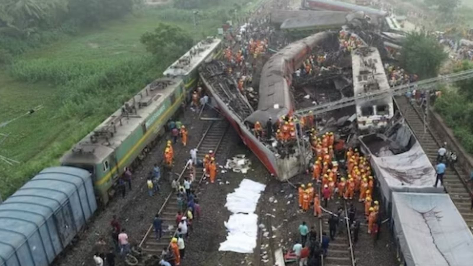 ”ரத்தமும் இல்லை... உடலில் காயமும் இல்லை...” - ரயில் விபத்தில் 40 பேர் பலியானது எப்படி? அதிர்ச்சித் தகவல்கள்..!