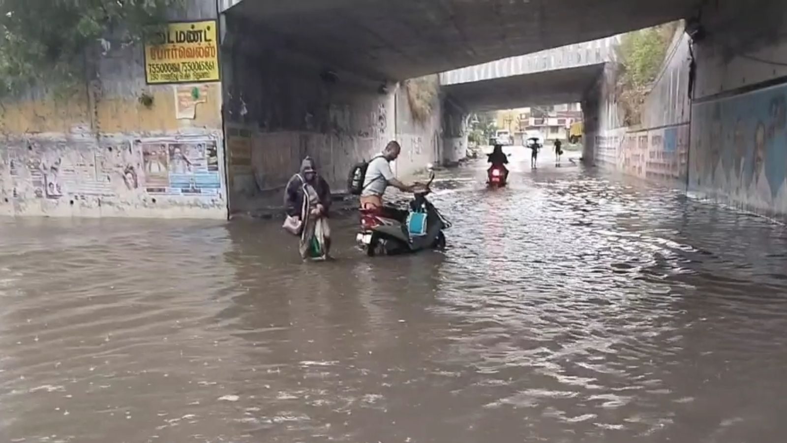 தாம்பரத்தில் முழங்கால் அளவுக்கு தேங்கி நிற்கும் மழைநீர்.. வாகன ஒட்டிகள் கடும் அவதி!