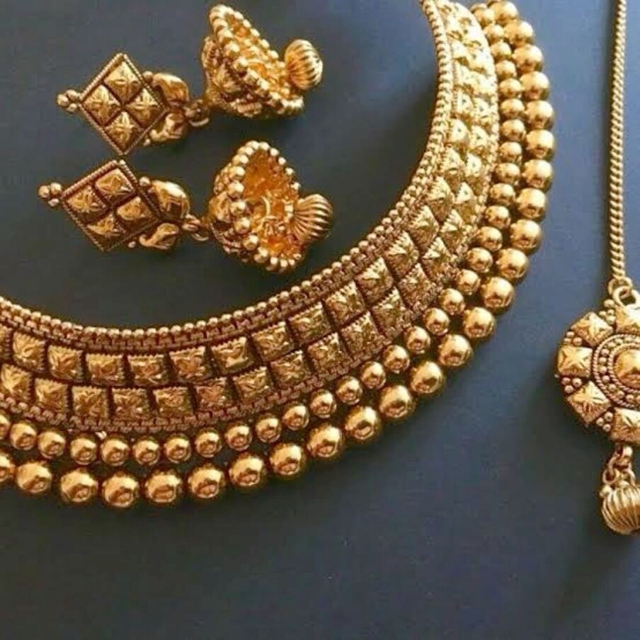  அதன்படி, 22 காரட் ஆபரணத் தங்கத்தின் விலை கிராமுக்கு ரூ.10 குறைந்து ஒரு கிராம் 5,570 ரூபாய் ஆகவும், சவரனுக்கு ரூ. 80 குறைந்து ஒரு சவரன் ரூ.44,560 ஆகவும் விற்பனையாகிறது.
