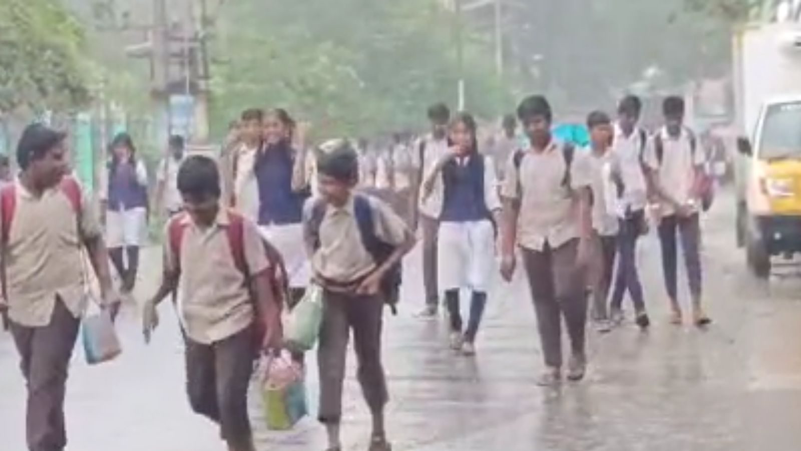 ஆரணியில் சாரல் மழையில் நனைந்தபடி பள்ளி செல்லும் மாணவர்கள்..