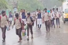 கொட்டும் மழையில் நனைந்தபடி பள்ளி செல்லும் மாணவர்கள்!