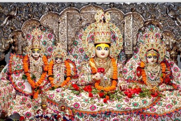     Ketika semua orang mengatakan Ayodhya, mereka memikirkan Kuil Ram.  Menjadi serial yang paling banyak dibicarakan di berita, serial ini macet.  Namun diluar itu, masih banyak tempat yang bisa dikunjungi di Ayodhya.  Gaya arsitektur kerajaan kuno India seperti Orchha, Golconda, Tatia dan Banaras juga bisa dilihat di sini.