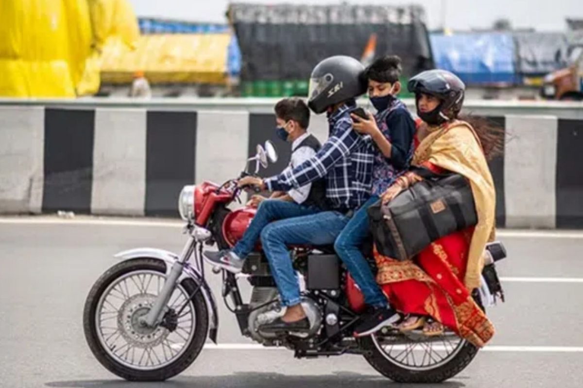 பைக்கில் 3 பேர் வரை போகலாமா...? மத்திய அமைச்சர் சொல்வது இதுதான்...!