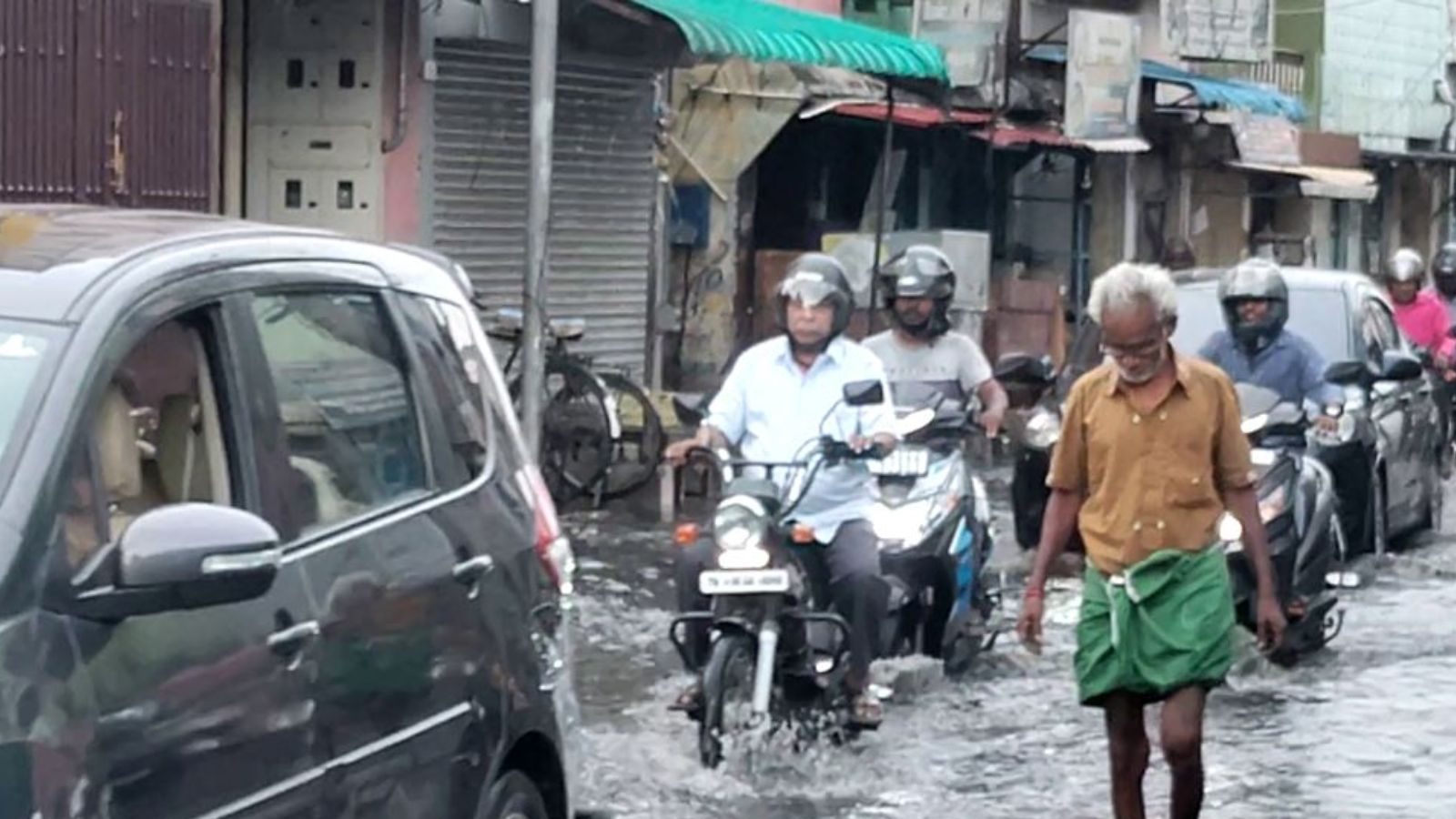 இது சாலையா இல்ல ஓடையா? கோவையில் மழை வெள்ளத்தில் தத்தளிக்கும் பொதுமக்கள்..!