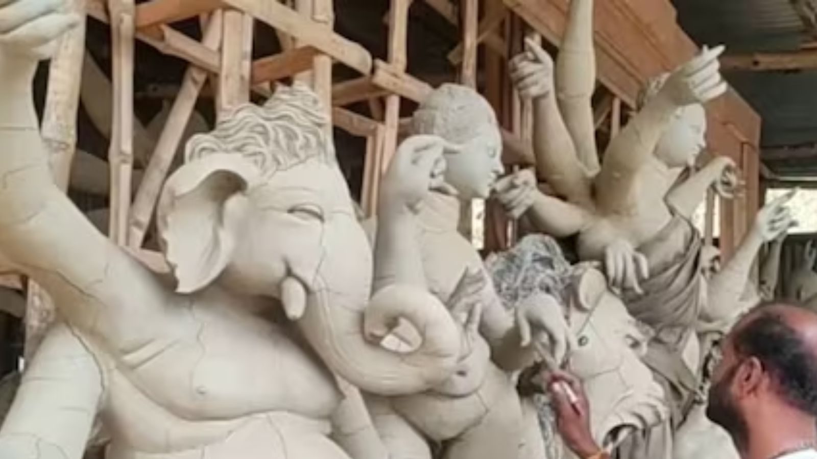 பண்டிகையால் களைகட்டும் மாதங்கள்.. துர்கா பூஜைக்காக சிலை செய்யும் பணிகள் விறுவிறு..