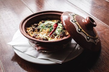   Apakah setiap negara memiliki makanan nasional seperti lagu kebangsaan, hewan nasional, pohon nasional?  Jika demikian, apa yang akan menjadi hidangan nasional di India?  Sejujurnya, tidak ada yang namanya hidangan nasional.  Makanan yang disukai kebanyakan orang di suatu negara - dan yang tersedia - dapat dianggap sebagai makanan terbaik di negara tersebut.