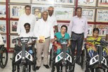 மாற்றுத்திறனாளிகளுக்கு எலெக்ட்ரிக் பைக் வழங்கிய ஆட்சியர்!