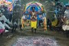 தீக்குழியில் இறங்கி பக்தர்கள் சாமி தரிசனம்..