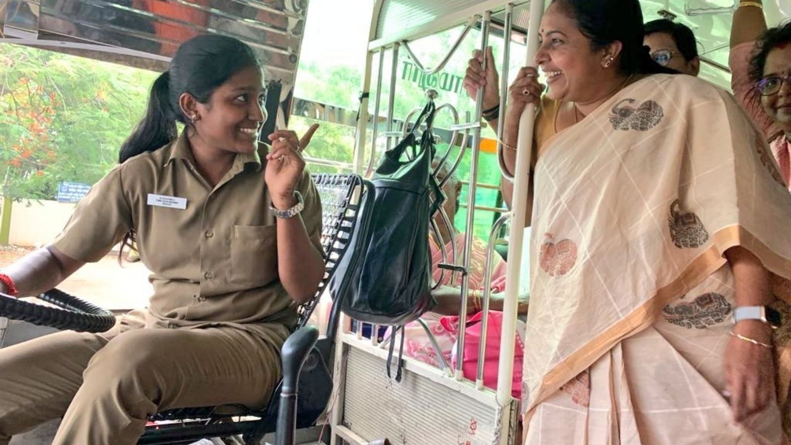 கோவையை கலக்கும் பெண் பஸ் டிரைவர் சர்மிளா... திடீரென சந்தித்து இன்ப அதிர்ச்சி அளித்த வானதி சீனிவாசன்...