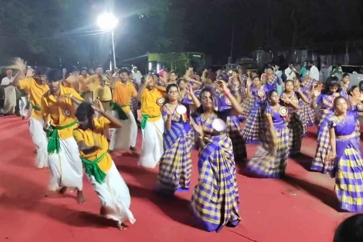 ஒரே மாதிரியான நடன அசைவு - கண்களை கவர்ந்த வள்ளி கும்மியாட்டம் 