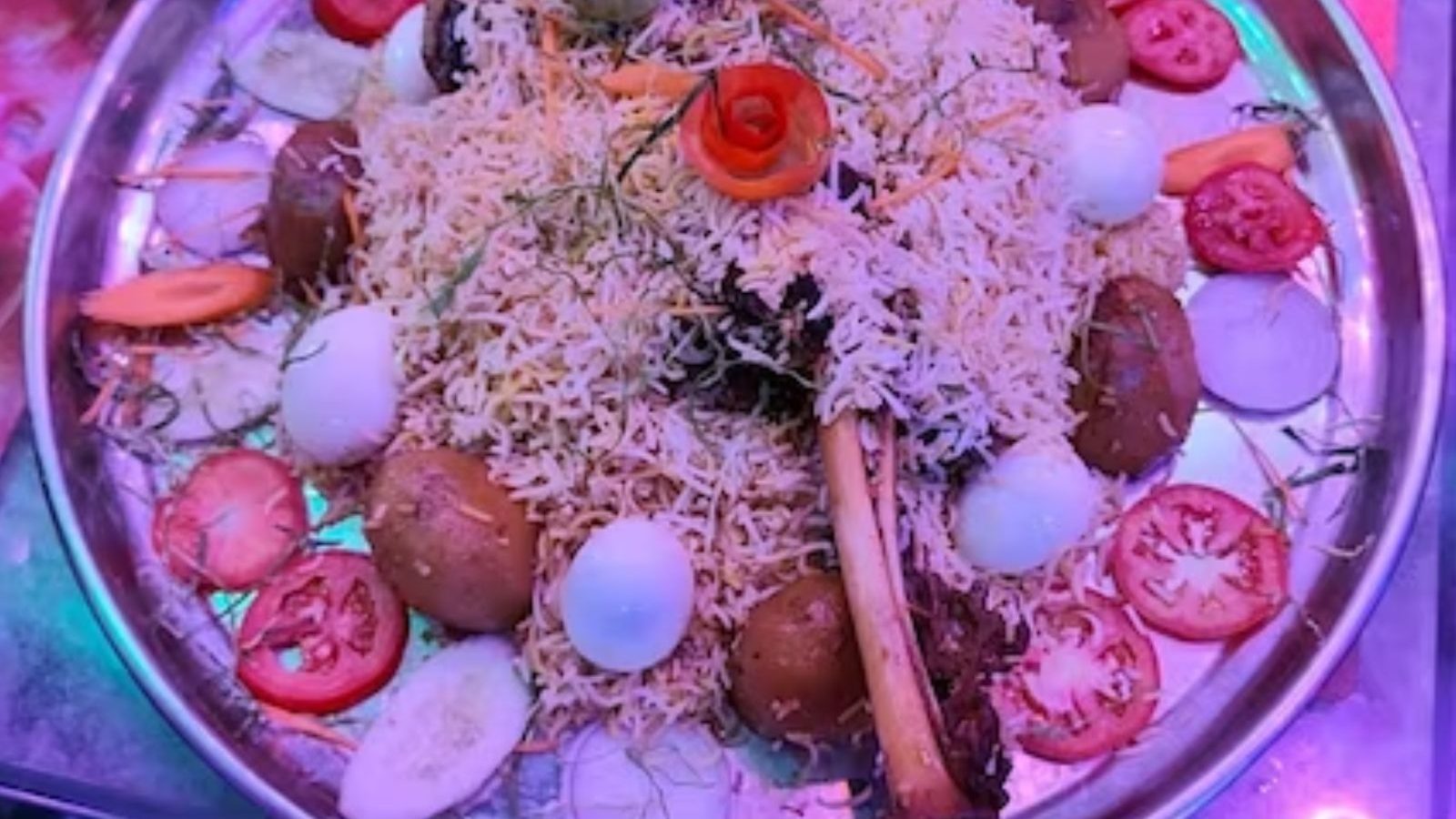 பிரியாணியில் அரை கிலோ மட்டன் பீஸ்.! நூற்றுக்கணக்கில் குவியும் வாடிக்கையாளர்கள் 