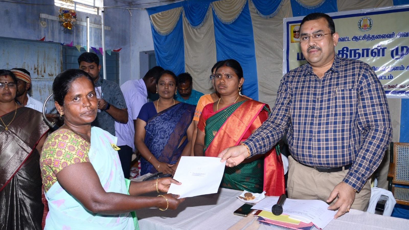 தென்காசியில் மனுநீதி நாள் முகாம்.. ரூ.1 கோடி மதிப்பிலான நலத்திட்ட உதவிகள் வழங்கிய ஆட்சியர்..