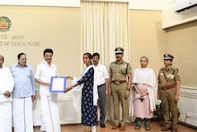 காவலர் தேர்வில் முதலிடம் பிடித்த விசைத்தறி தொழிலாளி மகள்.. பணி நியமன ஆணை வழங்கிய முதலமைச்சர்!