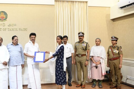காவலர் பிரிவில் முதலிடம் பெற்ற மாணவி