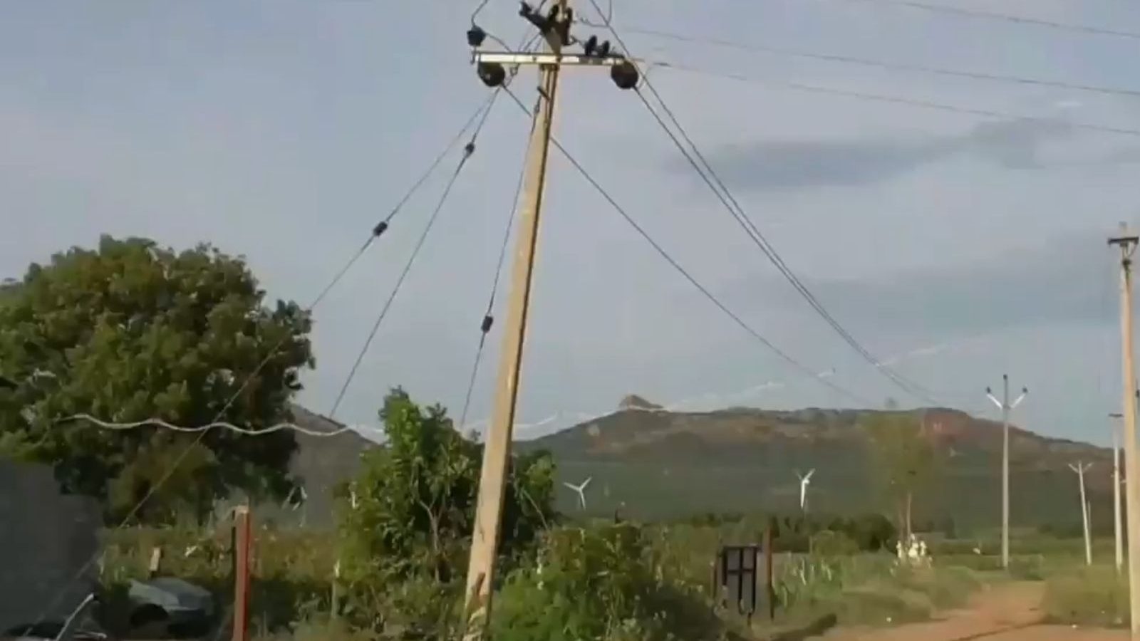 போடி மக்களை அச்சுறுத்தும் மின்கம்பங்கள் விரைவில் சீரமைக்கப்படுமா?