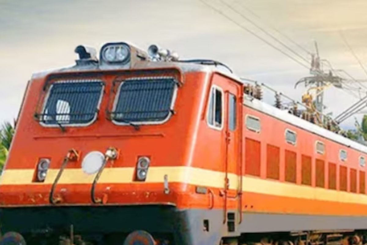 ஸ்டேஷனுக்கு வெளியே ரயில்கள் அரைமணி நேரம் வரை காத்திருப்பது ஏன்?
