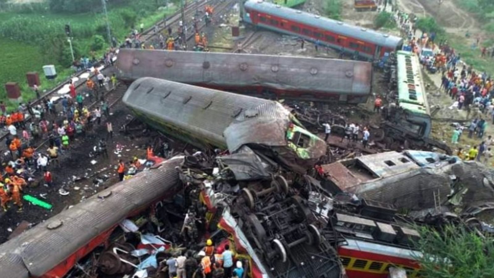 கோரமண்டல் ரயிலின் கொடூர விபத்து.. நடுங்க வைக்கும் ட்ரோன் காட்சிகள்!