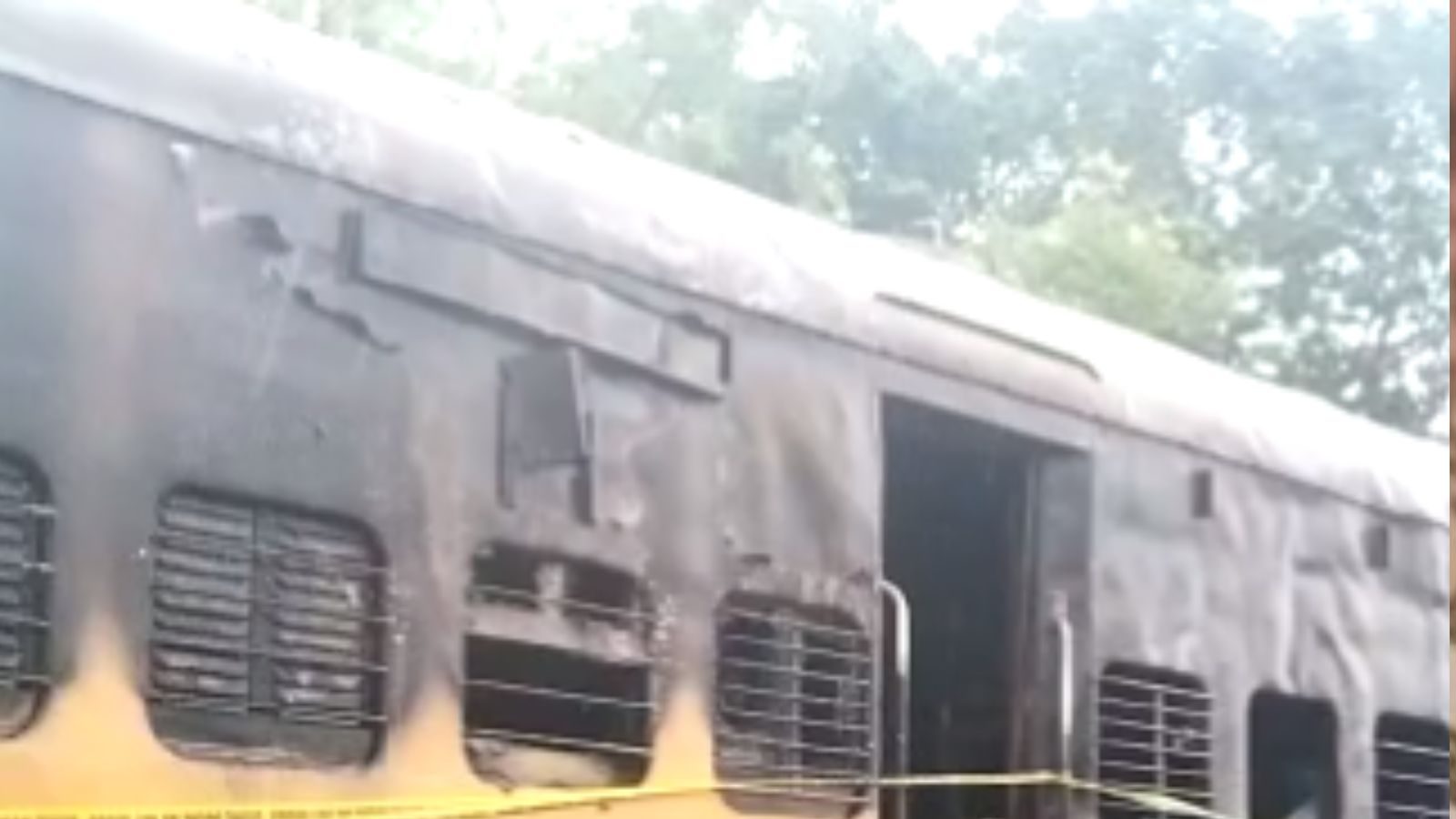 பயணிகள் ரயிலுக்கு மீண்டும் தீ வைப்பு... ஒரு பெட்டி முழுவதும் எரிந்து நாசம்... கேரளாவில் பரபரப்பு..!