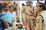 காவல்துறையின் சிறப்பு குறைதீர் முகாமில் இளம்பெண் 'நெகிழ்ச்சி'