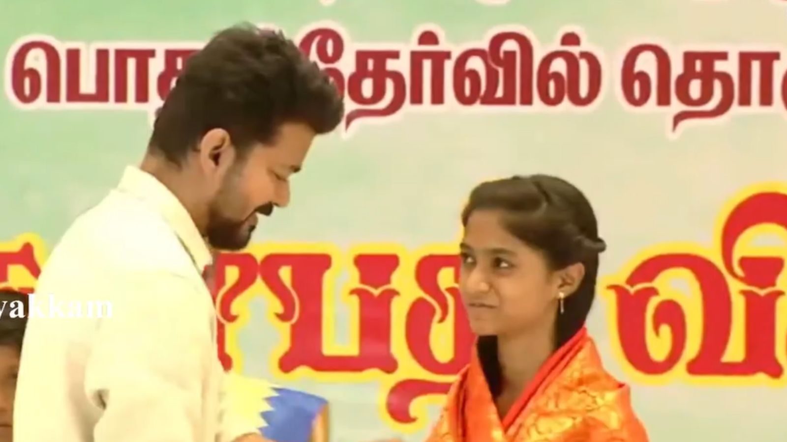 600/600 மதிப்பெண் பெற்ற நந்தினிக்கு வைர நெக்லஸ் பரிசளித்த விஜய்