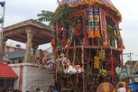 பக்தர்களின் கூட்டத்தின் நடுவே தேரில் வலம் வந்த விராலிமலை முருகன்..