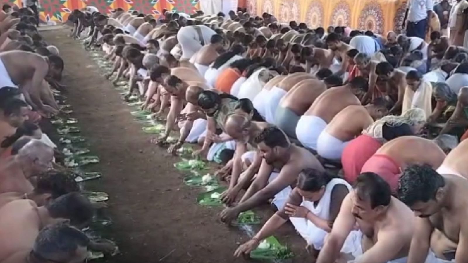 ஆடி அமாவாசையை முன்னிட்டு குமரியில் தர்பணம் செய்து வரும் மக்கள்..!