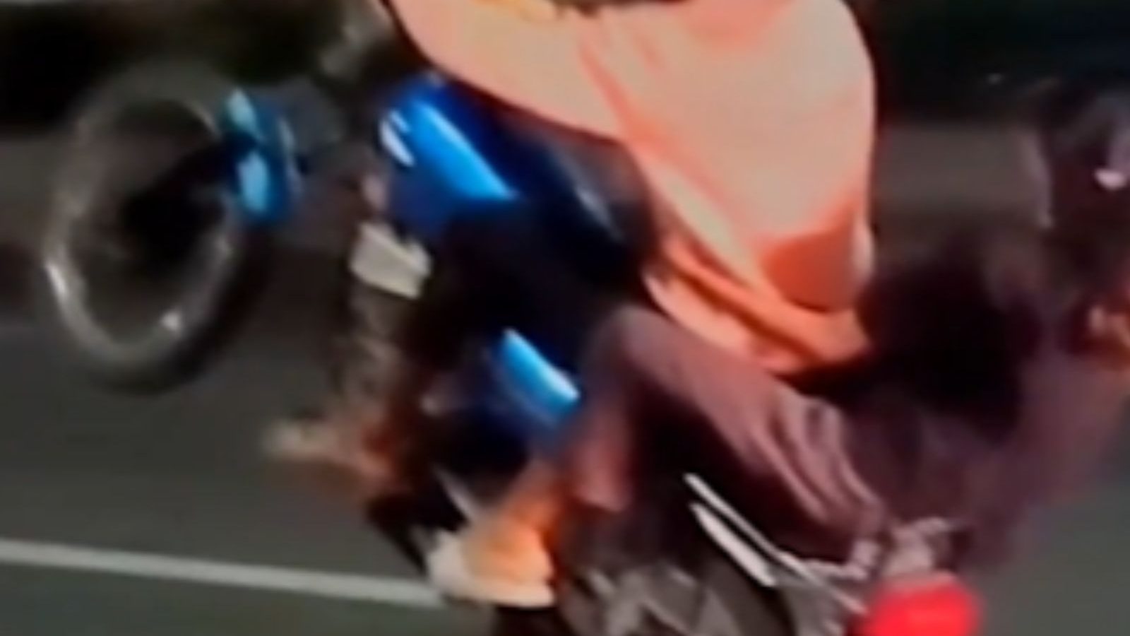 விதியை மீறி தோழியுடன் பைக் வீலிங்... விசாரணை வளையத்தில் சிக்கிய இளைஞர்... வைரலாகும் வீடியோ...