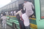 ஆபத்தை உணராமல் பேருந்தில் சாகசம் செய்யும் மாணவர்கள்!
