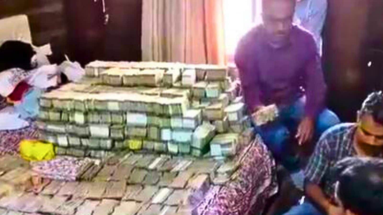 Video | கட்டுக்கட்டாக சிக்கிய ரூ.17 கோடி பணம்... எண்ண முடியாமல் திணறிய போலீஸ்... ஆன்லைன் சூதாட்ட சோதனையில் அதிர்ச்சி...!