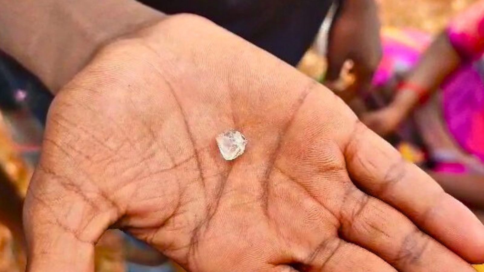 விவசாய நிலத்தை தோண்ட தோண்ட கிடைக்கும் வைரம்... ஊரே சேர்ந்து வைர வேட்டை... அதிசயிக்க வைக்கும் கிராமம்...!