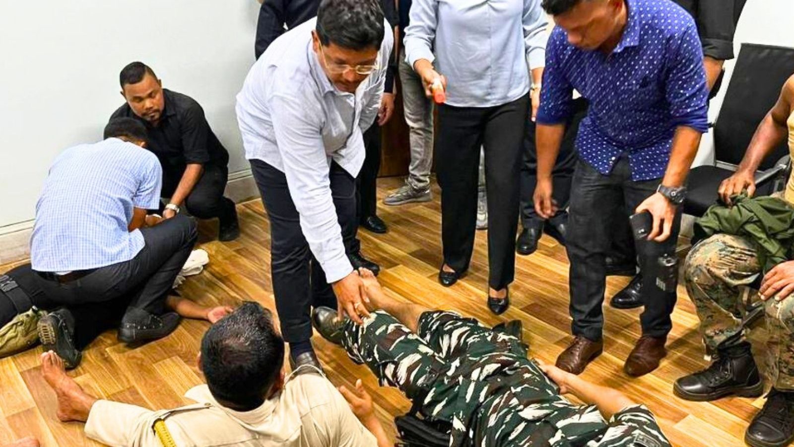 முதலமைச்சர் அலுவலகம் மீது நடத்தப்பட்ட தாக்குதல்... மேகாலயாவில் பரபரப்பு சம்பவம்!