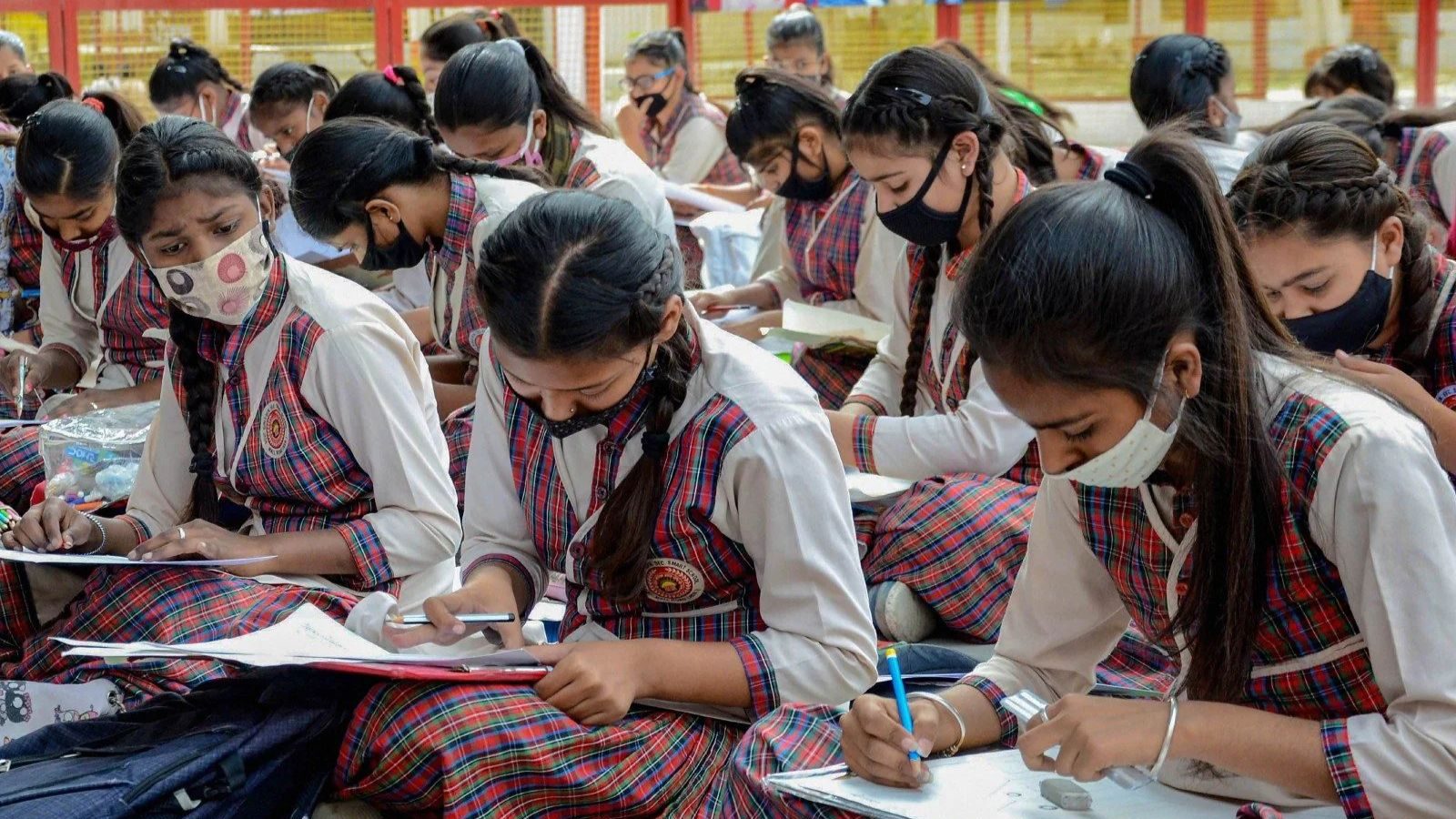 சிபிஎஸ்இ பள்ளிகளில் தமிழ் உள்ளிட்ட மாநில மொழிகளில் பாடம்..!