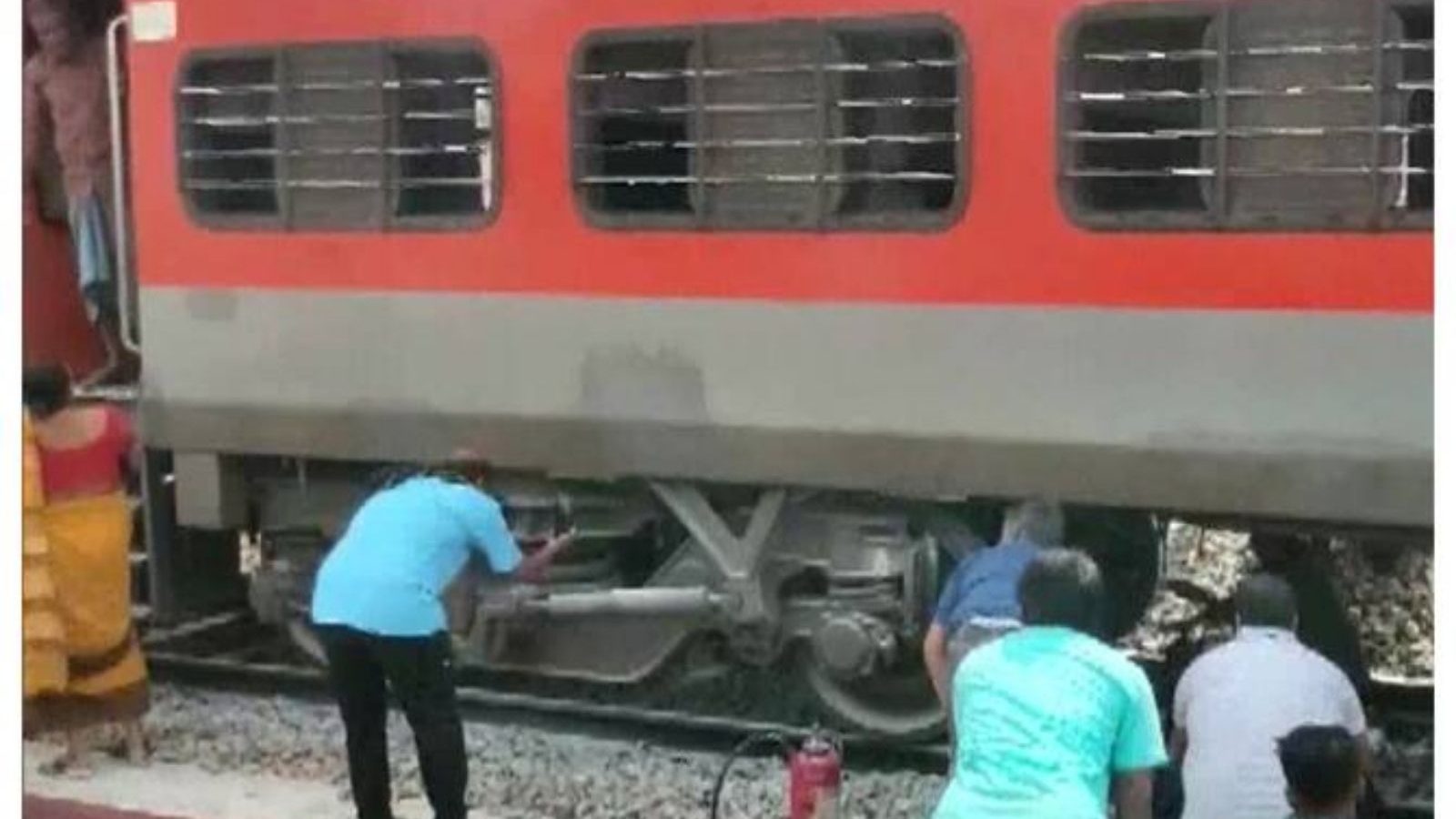 சென்னை டூ பெங்களூரு ரயிலில் திடீரென புகை கிளம்பியதால் பரபரப்பு - பயணிகள் பீதி