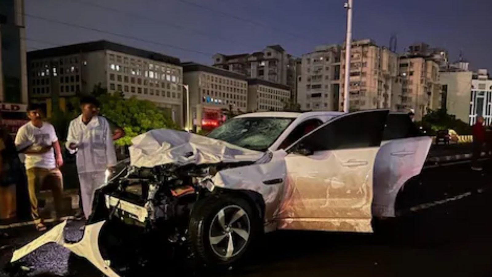 விபத்து மீட்புப் பணி... 160 கி.மீ வேகத்தில் புகுந்த ஜாகுவார் கார்... 9 பேர் பரிதாப பலி.!