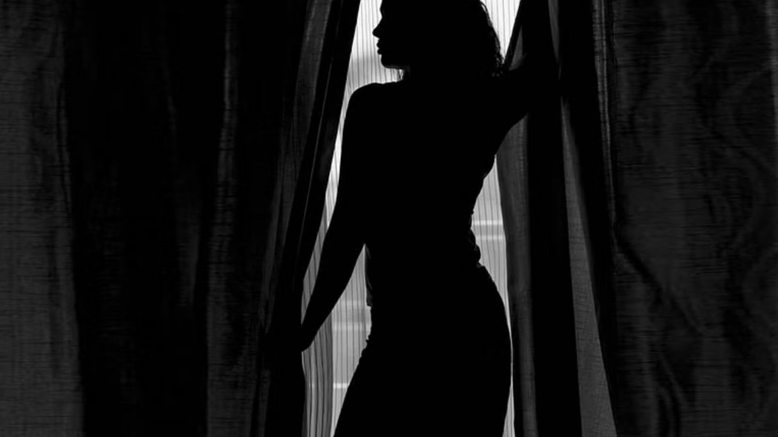 இளம்பெண் அருகே நிர்வாணமாக தூங்கிய நபர்... தலைக்கேறிய போதையில் அறை மாறி சென்றதால் ஏற்பட்ட விபரீதம்..!