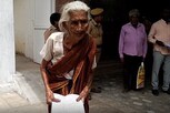 85 வயது மூதாட்டியை மிளகாய் பொடி சித்ரவதை செய்த மகள்!