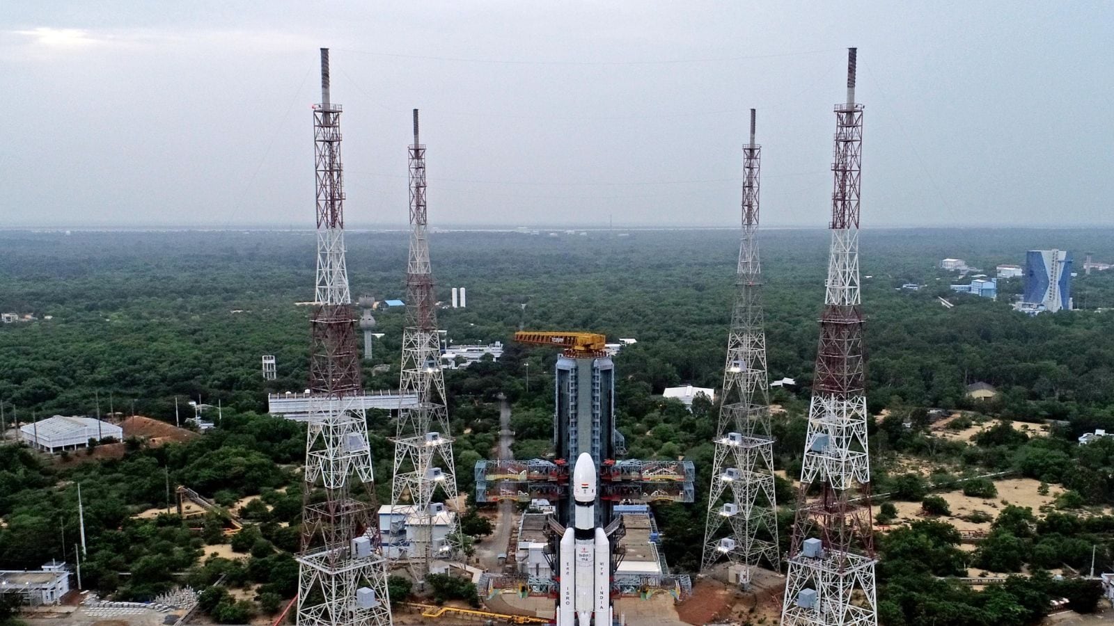 இன்று விண்ணில் பாயும் சந்திரயான்-3 : சந்திரயான்-2 ல் இல்லாத சிறப்பு அம்சம் என்னென்ன தெரியுமா?