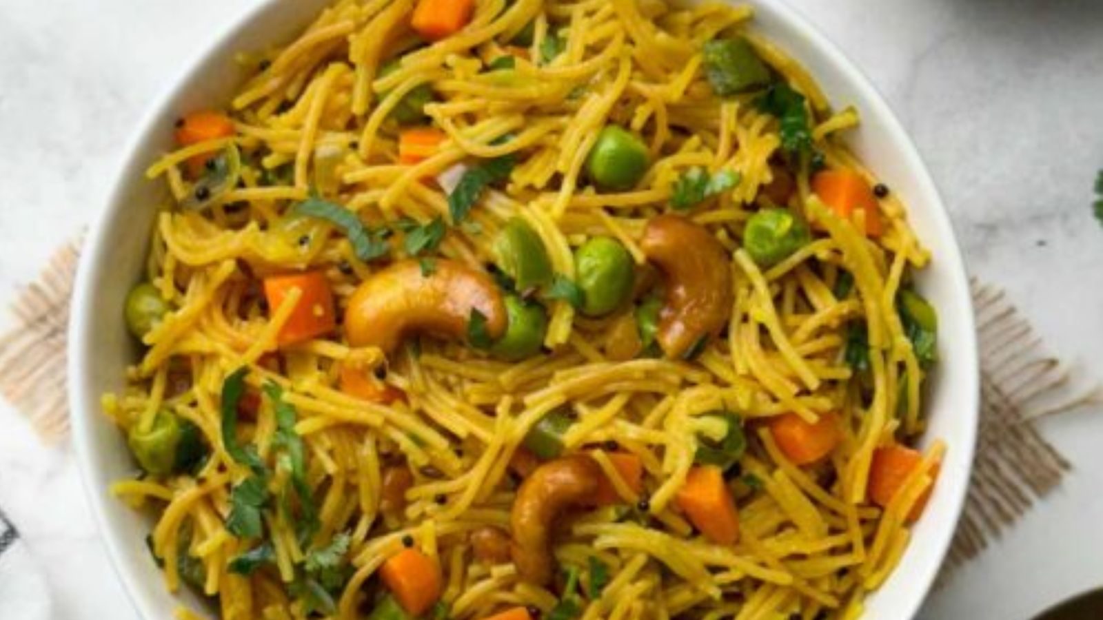 காலை உணவிற்கு என்ன செய்வது என யோசிக்கவே வேண்டாம்... பத்தே நிமிடங்களில் ரெடி செய்ய கூடிய சேமியா புலாவ் ரெசிபி!