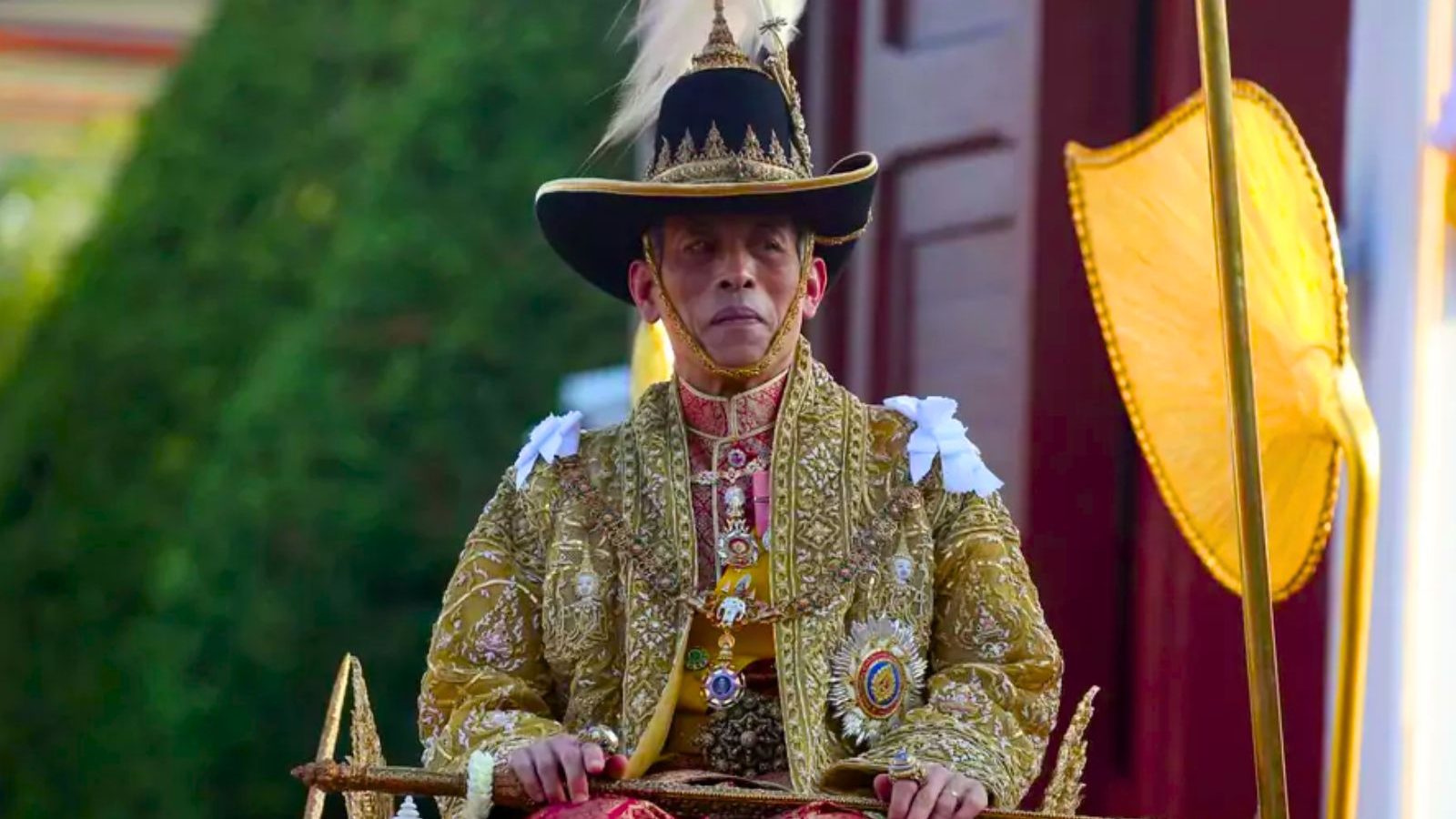 பெட்ரோல் செலவே ரூ.524 கோடி .. 38 விமானங்கள்... 300 கார்கள்... தாய்லாந்து மன்னரின் சொகுசு வாழ்க்கை!