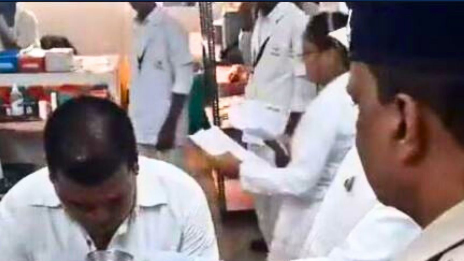 லஞ்சப் பணத்தை வாயில் போட்டு விழுங்கிய அதிகாரி... தொண்டையில் சிக்கிக்கொண்ட ரூ.5,000... அடுத்து நடந்தது என்ன?