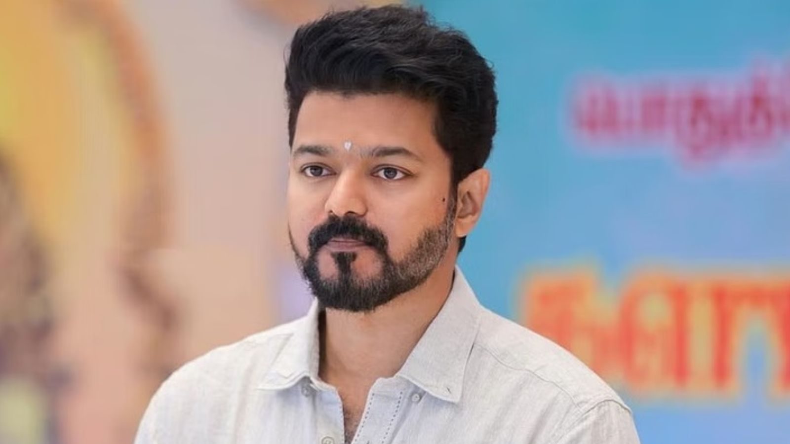 வில்லன் நடிகரைவிட கம்மியான சம்பளம் வாங்கிய விஜய்... இணையத்தில் வைரலாகும் தகவல்!