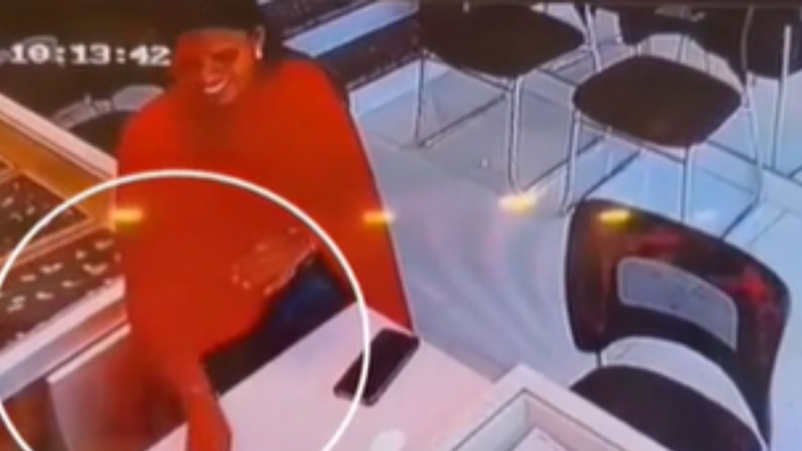 வாடிக்கையாளர் போல் நடித்து நகைக்கடையில் கைவரிசை... கையும் களவுமாக சிக்கிய பெண்!