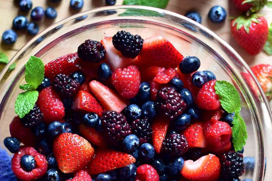  ,[object Object], ப்ளூபெர்ரியில் உள்ள அதிக அளவு ஆன்டி-ஆக்ஸிடன்ட்கள் மூளையை மன அழுத்தம், பதட்டம் மற்றும் மனச்சோர்விலிருந்து பாதுகாக்க உதவுகிறது. அவர்கள் மனநிலை மற்றும் அறிவாற்றலை மேம்படுத்துவதைக் காட்டியுள்ளனர்.