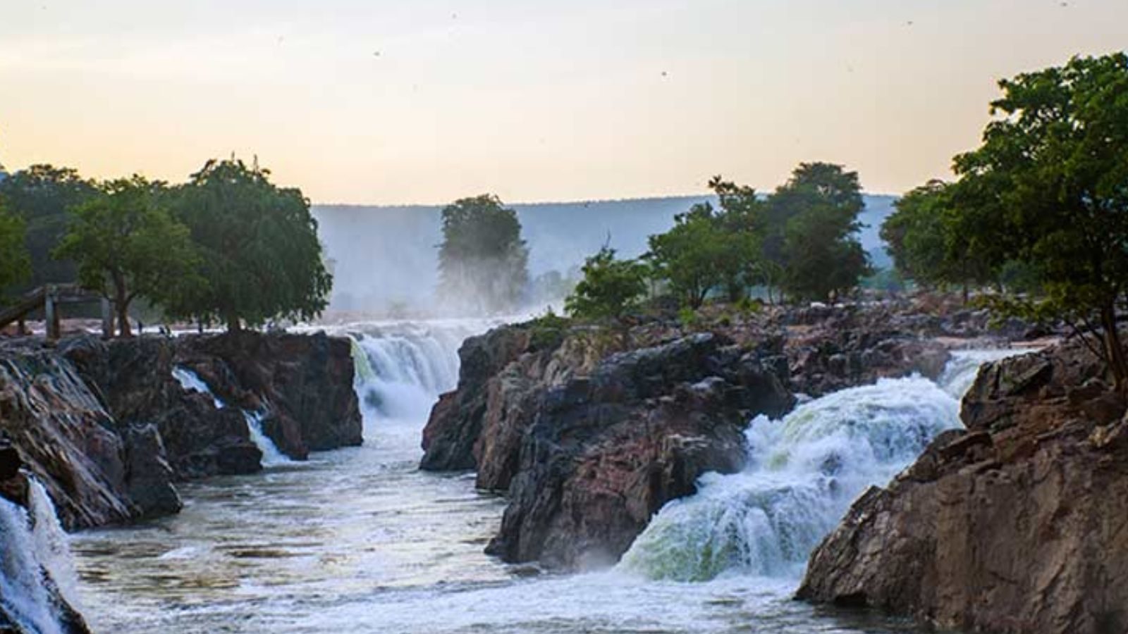 கர்நாடக அணைகளில் தண்ணீர் திறப்பு அதிகரிப்பு... ஒகேனக்கலுக்கு 14,000 கன அடியாக நீர்வரத்து உயர்வு..
