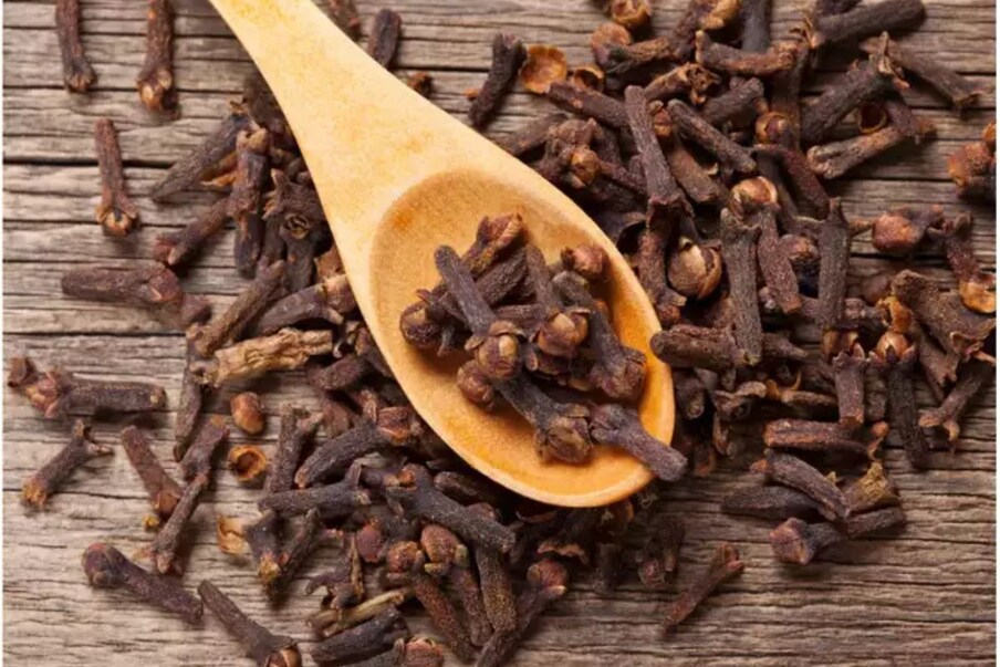  ,[object Object],உங்கள் உணவில் சுவையை சேர்ப்பதைத் தவிர, கிராம்பு பல்வேறு வீட்டு வைத்திய நோக்கங்களுக்காகவும் பயன்படுத்தப்படுகிறது. அதில் ஒன்று தான்  உப்பு மற்றும் சர்க்கரையின் தரத்தை பாதுகாப்பது. இருப்பினும், இந்த செயல்பாட்டில், பொருட்கள் கிராம்புகளின் நறுமணத்தை எடுக்கக்கூடும். எனவே, கிராம்புகளை உப்பு அல்லது சர்க்கரை கொள்கலனில் சேர்ப்பதற்கு முன் ஒரு துண்டு துணியில் சுற்றி வைக்க பரிந்துரைக்கிறோம்.