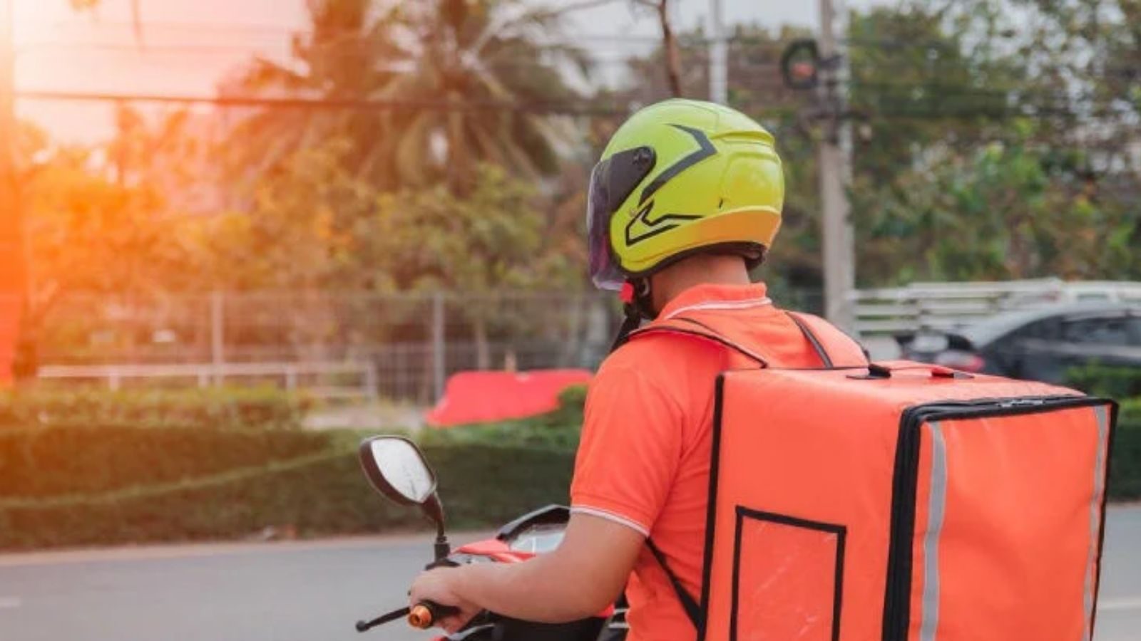 “நீ ஒரு சோம்பேறி ..” வாடிக்கையாளரை வறுத்தெடுத்த உணவு டெலிவரி பாய்..