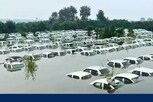 வெளுத்து வாங்கும் கன மழை... தண்ணீரில் மூழ்கிய 400 கார்கள்..